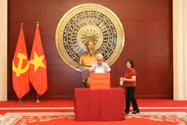El embajador de Vietnam en China, Pham Sao Mai, en una campaña de donaciones para recaudar fondos para las personas afectadas por el tifón Yagi en su país. (Foto: VNA)