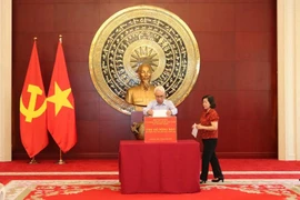 El embajador de Vietnam en China, Pham Sao Mai, en una campaña de donaciones para recaudar fondos para las personas afectadas por el tifón Yagi en su país. (Foto: VNA)
