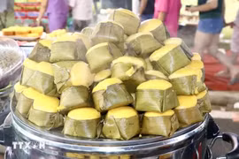 En el Festival se vende un pastel típico de An Giang elaborado con palma de palmira, (Fuente: VNA)