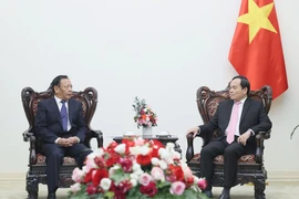 El viceprimer ministro Tran Luu Quang y el subdirector de la Comisión Estatal de Asuntos Étnicos de China, Bianba Zhaxi. (Fuente: VNA)