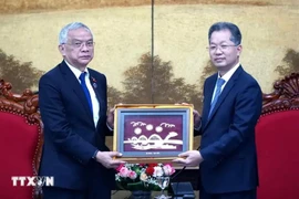 El secretario del Comité del Partido de la ciudad de Da Nang, Nguyen Van Quang (derecha), entregó un recuerdo al vicepresidente de la Asamblea Nacional de Laos, Sommad Pholsena. (Foto: VNA)