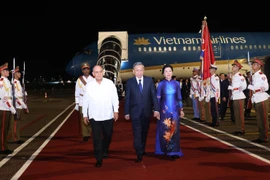 El miembro del Buró Político y miembro permanente del Secretariado del Partido Comunista de Cuba, Roberto Morales Ojeda, recibe al secretario general del Partido Comunista de Vietnam y presidente del país, To Lam, y su esposa en el Aeropuerto Internacional José Martí de La Habana. (Foto: VNA)