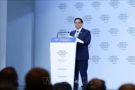 El primer ministro Pham Minh Chinh se dirige a la sesión plenaria de la 15ª Reunión Anual de los Nuevos Campeones del FEM que tuvo lugar en Dalian, China, el 25 de junio. (Foto: VNA)