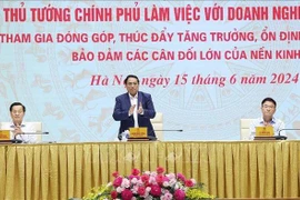 El primer ministro Pham Minh Chinh habla en la reunión con los dirigentes de las empresas estatales (Foto: VNA)