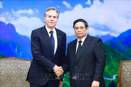 El primer ministro Pham Minh Chinh (derecha) recibe al secretario de Estado de Estados Unidos, Antony Blinken. (Foto: VNA)