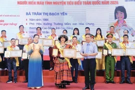 Destacados donantes de sangre reciben certificados de mérito (Foto: VNA)