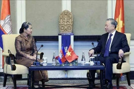 El presidente To Lam (derecha) se reúne con la presidenta de la Asociación de Amistad Camboya-Vietnam, Samdech Men Sam An (Foto: VNA)