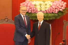 El secretario general del Partido Comunista, Nguyen Phu Trong (derecha), recibe al primer ministro australiano, Anthony Albanese (Foto: VNA)