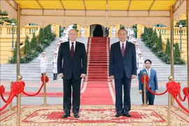 El presidente de Vietnam, To Lam, (derecha) y su homólogo ruso, Vladimir Putin, escuchan los himnos nacionales de ambos países (Foto: VNA)
