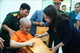 La vicepresidenta Vo Thi Anh Xuan, visitó y entregó obsequios a las víctimas del Agente Naranja/Dioxina en el Centro para el Cuidado y el Tratamiento Médico en el distrito de Ba Vi de Hanoi. (Fuente: VNA)