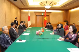 Gobernador de prefectura japonesa de Fukuoka recibe a vicepresidenta vietnamita 
