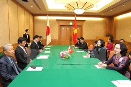 Gobernador de prefectura japonesa de Fukuoka recibe a vicepresidenta vietnamita 