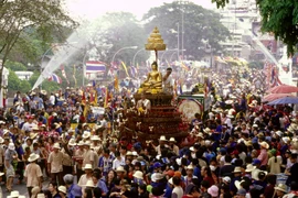 Tailandia celebra el Songkran, fiesta budista más importante de su cultura