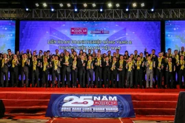 Premian a empresas con mayores contribuciones a la economía vietnamita