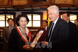 Vietnam y Hungría fortalecen nexos de amistad tradicional 