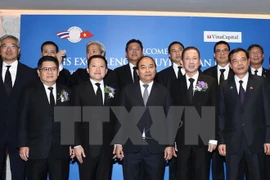 Premier vietnamita dialoga con representantes de empresas tailandesas 