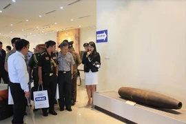 Agregados militares extranjeros visitan centro de remoción de explosivos de Vietnam 