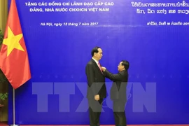 Laos condecora a altos dirigentes vietnamitas 