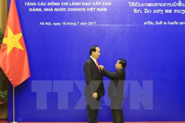 Laos condecora a altos dirigentes vietnamitas 