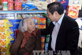 Dirigentes partidistas de Vietnam visitan varias localidades en ocasión de Tet 