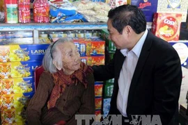 Dirigentes partidistas de Vietnam visitan varias localidades en ocasión de Tet 