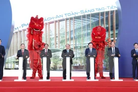 Premier vietnamita resalta establecimiento de primera marca de auto vietnamita 