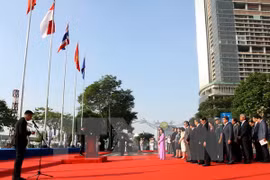 Ondea bandera de ASEAN en Ciudad Ho Chi Minh