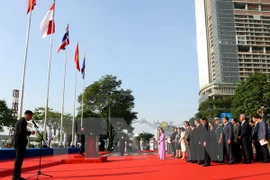 Ondea bandera de ASEAN en Ciudad Ho Chi Minh