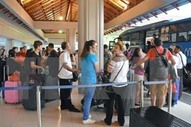 Miles de turistas abandonan Bali tras reapertura del aeropuerto