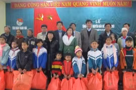 Ofrecen asistencias a alumnos desfavorecidos en provincia de Thanh Hoa