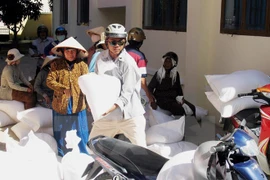  Otorgan arroz a alumnos pobres en zonas con dificultades de Dak Nong