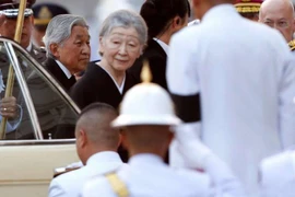 Emperador de Japón rinde homenaje al rey Bhumibol de Tailandia