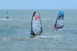 Compiten atletas de 30 países en campeonato mundial de windsurf en Vietnam