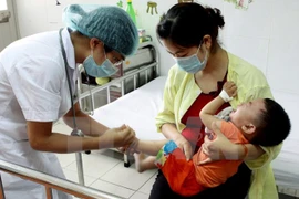Doctores voluntarios vietnamitas y camboyanos ofrecen servicios sanitarios gratuitos en Phnom Penh