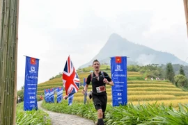 Maratonistas profesionales y aficionados compiten en carrera de montaña en Vietnam