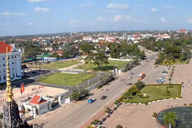 Edificación de casas a personas meritorias en Laos: reflejo de gratitud de Vietnam a antecesores 