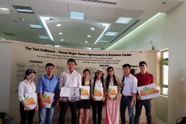 Estudiantes vietnamitas aprenden la agricultura avanzada de Israel 