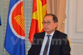 Embajador vietnamita recibe insignia de localidad francesa