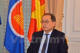 Embajador vietnamita recibe insignia de localidad francesa