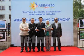 Izan bandera de ASEAN en Praga por aniversario 50 del bloque sudesteasiático