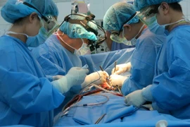Médicos vietnamitas salvan a visitante británico en accidente de tráfico grave 