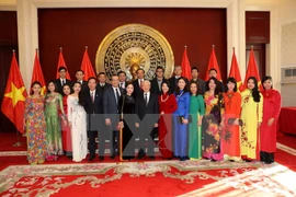 Líder partidista vietnamita se reúne con compatriotas en China