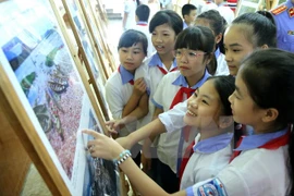 Exposición de fotos resalta figuras destacadas de campaña sobre ejemplo moral de Ho Chi Minh