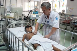 Médicos de Vietnam recaudan fondos para apoyar a niño camboyano