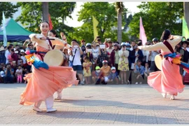 Efectúan en Ciudad Ho Chi Minh programa artístico callejero