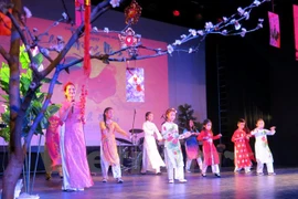 Vietnamitas en Francia saludan mayor fiesta tradicional