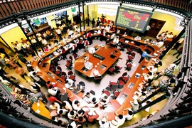 Realizan en Vietnam venta millonaria por desinversión de capital estatal en diferentes empresas 