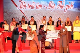 Provincia vietnamita presenta regalos a discapacitados