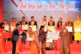 Provincia vietnamita presenta regalos a discapacitados