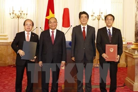 Los primeros ministros Nguyen Xuan Phuc y Shinzo Abe llegaron hoy a un consenso sobre las grandes fueron testigos del intercambio de 14 documentos firmados entre ministerios y agencias vietnamitas y japoneses